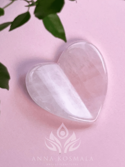Kamień Gua Sha z kwarcu różowego do masażu twarzy - serce