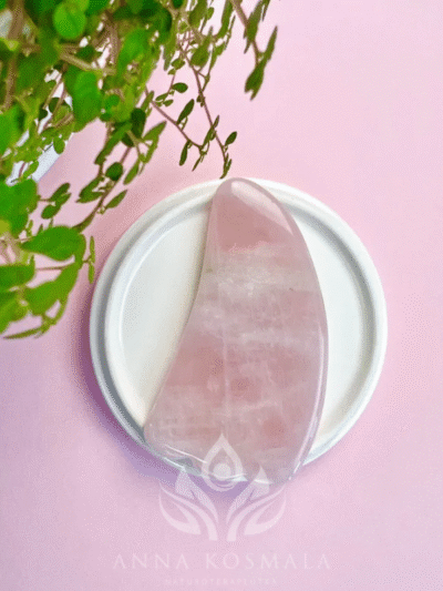 Kamień Gua Sha z kwarcu różowego do masażu twarzy - trójkąt